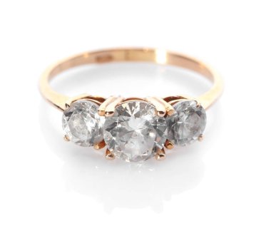 Beyaz arka plan üzerinde güzel nişan yüzüğü