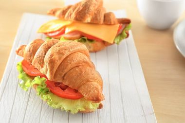 Lezzetli kruvasan sandviç tablo ile kurulu