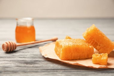 Ahşap masa, closeup üzerinde taze peteğin