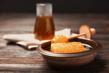 Ahşap masa üzerinde tatlı peteğin ile kase