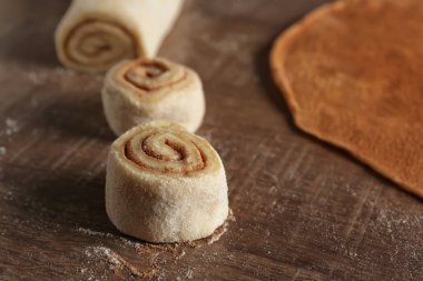 Ahşap masa ham tarçın çörek