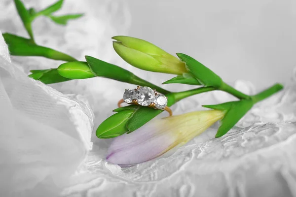 Belle bague de fiançailles et fleur sur dentelle — Photo