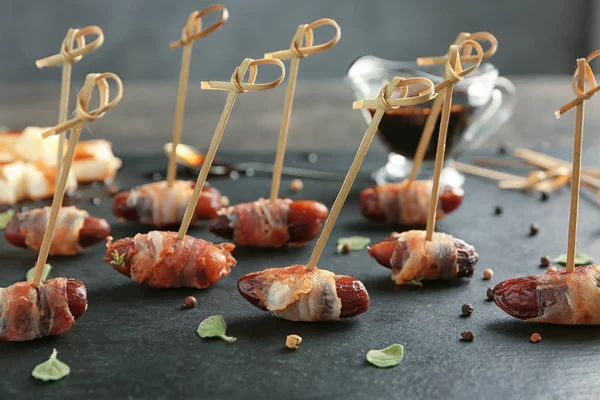 Deliziose Date Avvolte Pancetta Sul Tavolo — Foto Stock