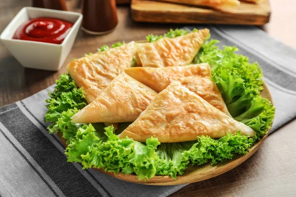 Assiette avec de délicieux samosas sur la table — Photo