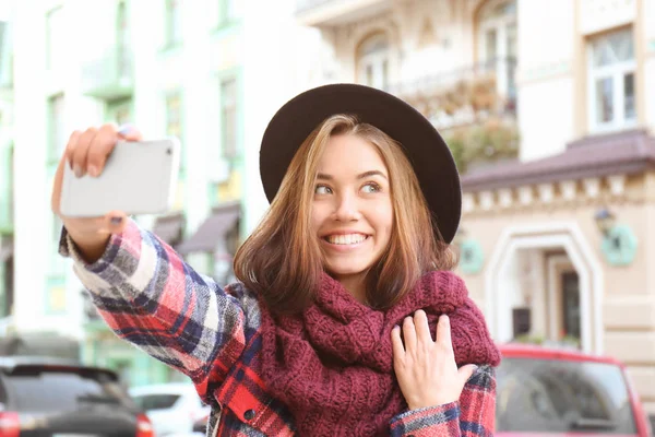 Jovem bela mulher tomando selfie ao ar livre — Fotografia de Stock