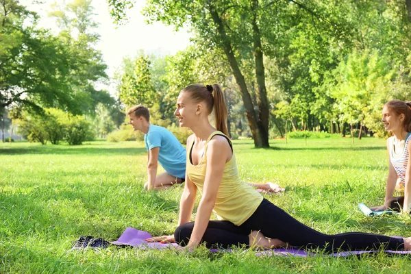 Group of young people training in park — Stock Photo, Image