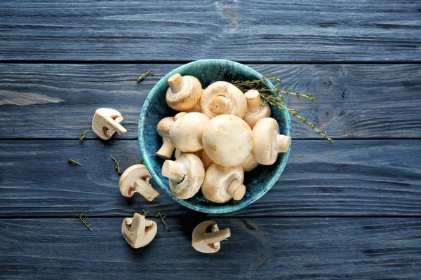 Tigela Com Cogumelos Champignon Frescos Mesa Madeira — Fotografia de Stock