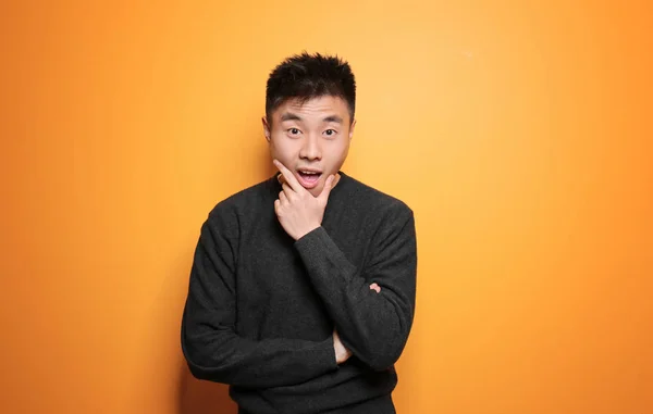 Retrato de un joven asiático sobre fondo de color —  Fotos de Stock