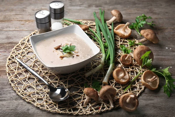 Schüssel mit cremiger Shiitake-Pilzsuppe auf dem Tisch — Stockfoto
