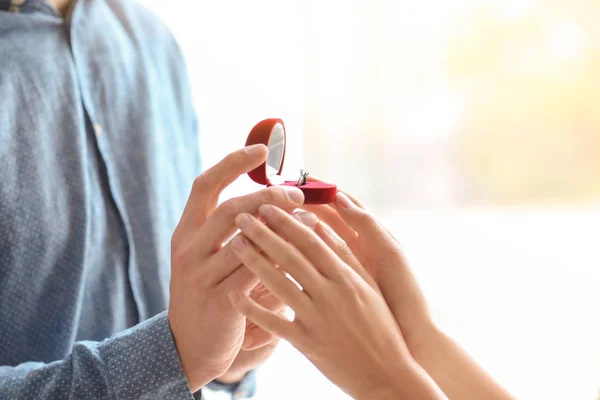 Hombre proponiéndole matrimonio a su amada con hermoso anillo de compromiso, primer plano — Foto de Stock
