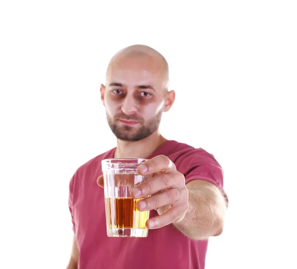 Пьяный мужчина со стаканом виски на белом фоне. Концепция алкоголизма — стоковое фото