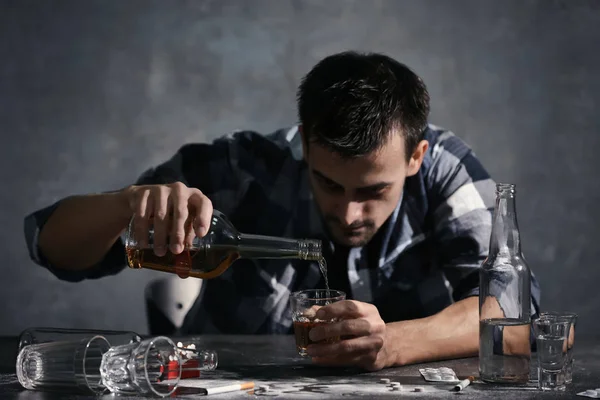 Чоловік Сидить Столом Розливає Віскі Склянку Концепція Алкоголізму — стокове фото