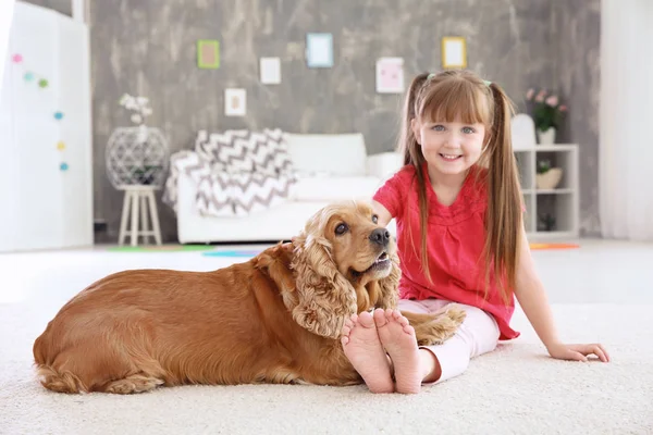 Nettes kleines Mädchen mit Hund zu Hause — Stockfoto