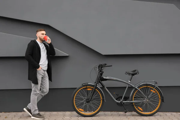 壁屋外近く自転車でハンサムな若いヒップな男 — ストック写真