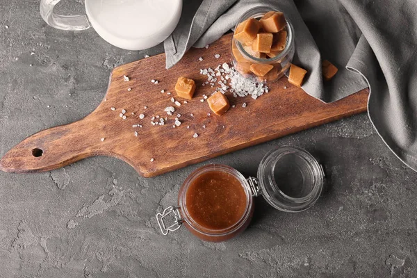 Jar Met Heerlijke Karamel Saus Tafel — Stockfoto