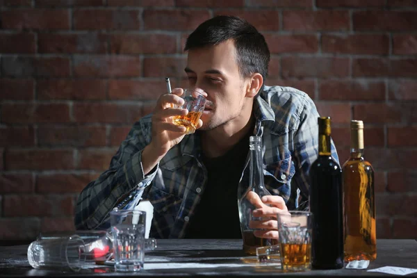Ember Iszik Whisky Dohányzás Cigaretta Asztalnál Ülve Alkoholizmus Koncepció — Stock Fotó