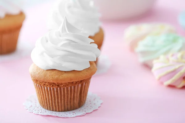 Delicioso cupcake na mesa — Fotografia de Stock