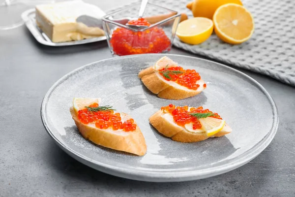 赤キャビア、バター皿にレモンとサンドイッチ — ストック写真