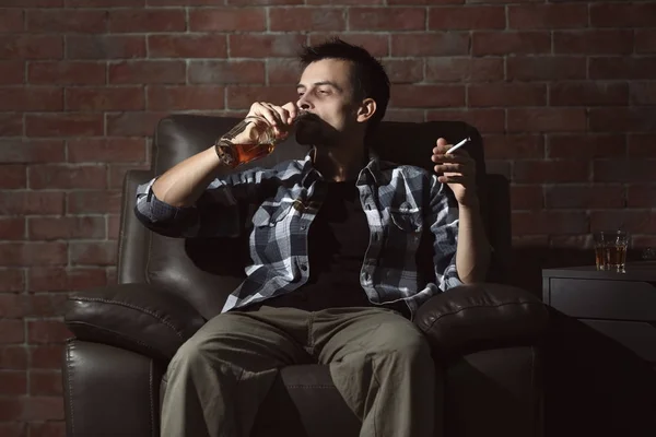 Muž Pít Whisky Kouřit Cigaretu Křesle Koncepce Alkoholismu — Stock fotografie