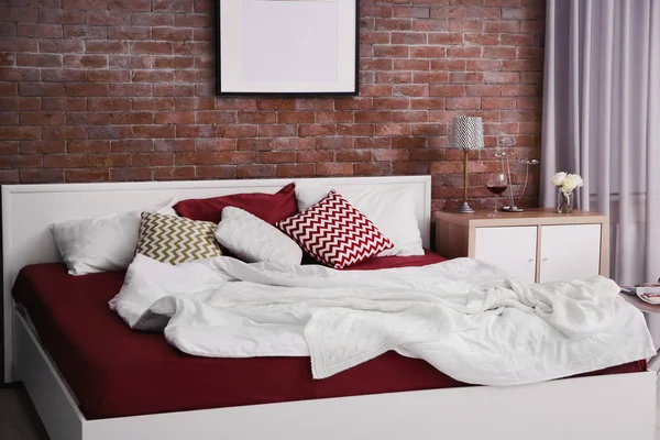 Interior del dormitorio moderno con cama cómoda —  Fotos de Stock