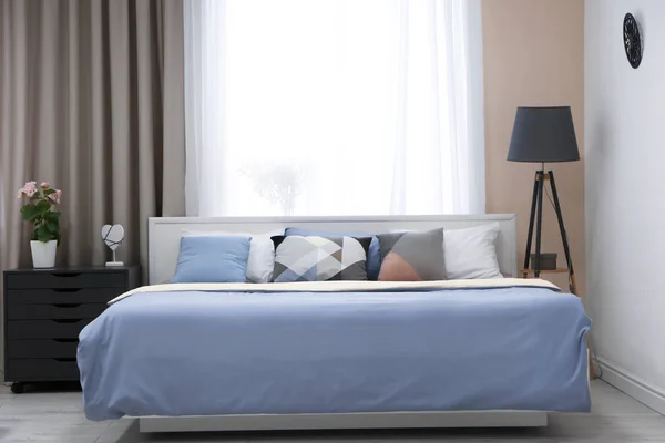 편안한 침대와 현대적인 침실 인테리어 — 스톡 사진
