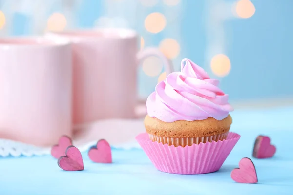 Heerlijke cupcake op tafel — Stockfoto