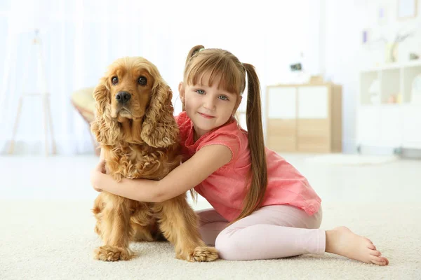 Nettes kleines Mädchen mit Hund zu Hause — Stockfoto