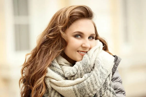 Hermosa mujer sonriente en chaqueta hinchable al aire libre —  Fotos de Stock