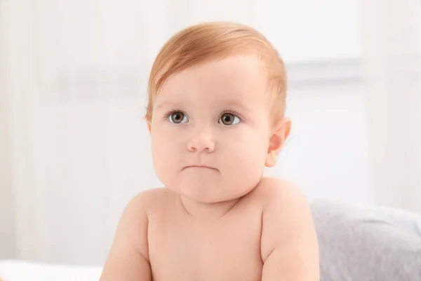 Carino piccolo bambino a casa — Foto Stock