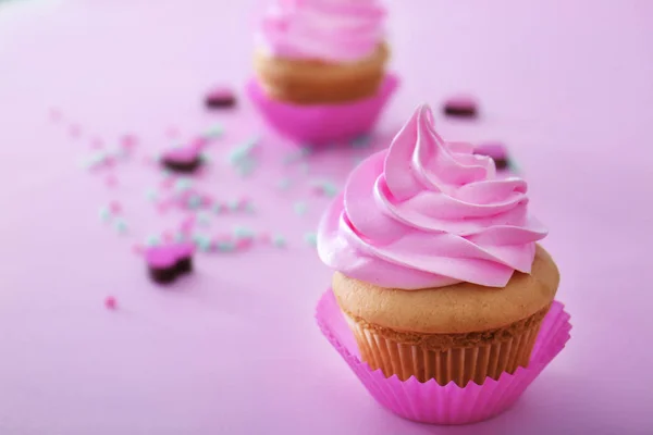 Delicioso cupcake sobre fondo de color —  Fotos de Stock
