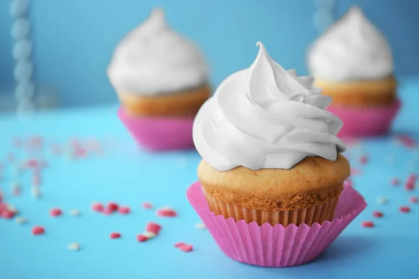 Delicioso cupcake en la mesa, primer plano — Foto de Stock