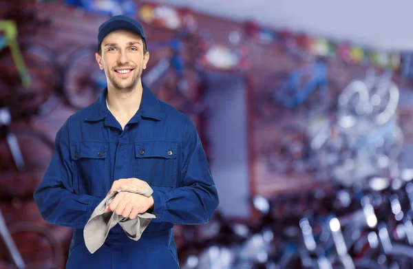 Propietario de un negocio en su tienda de bicicletas — Foto de Stock