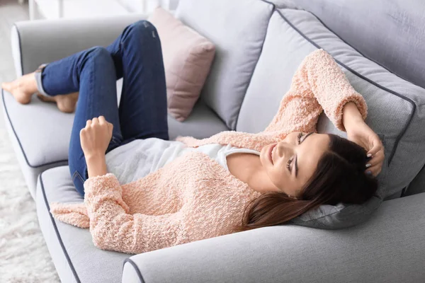 Junge Frau Ruht Sich Zuhause Auf Couch Aus — Stockfoto