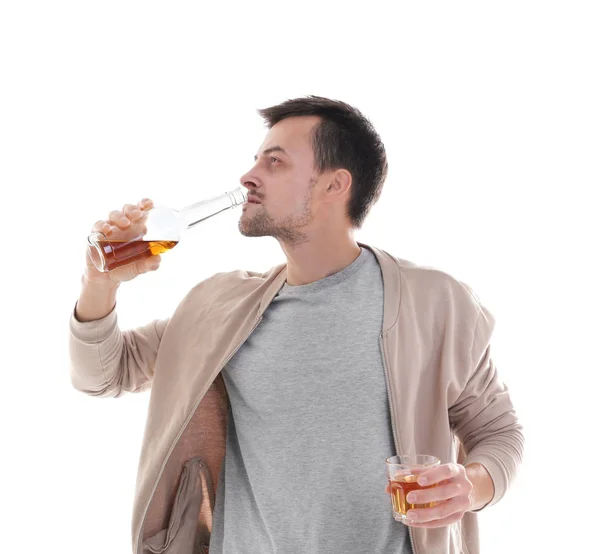 Un uomo che beve whisky su sfondo bianco. Concetto di alcolismo — Foto Stock