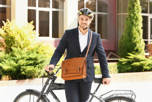 屋外自転車で若いハンサムな実業家 — ストック写真