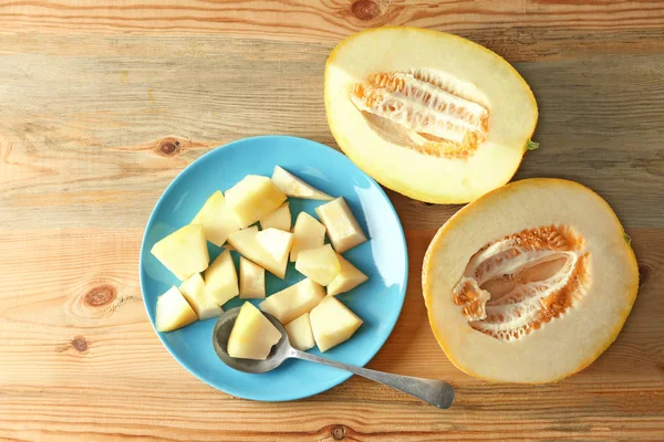 Plate with yummy melon on wooden table — Stock Photo, Image