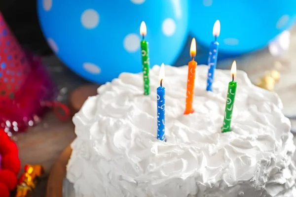 Delicioso pastel de cumpleaños con velas, primer plano —  Fotos de Stock