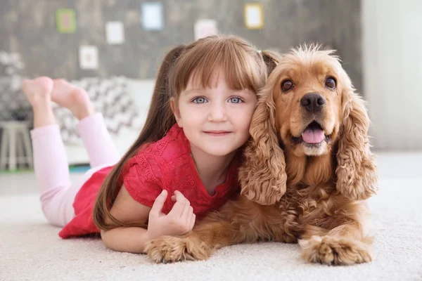 Schattig klein meisje met hond thuis — Stockfoto