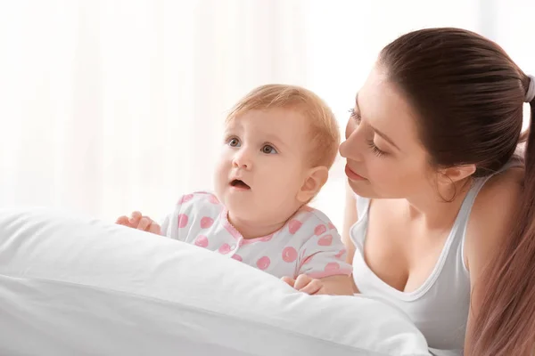 Bayi kecil yang lucu dengan ibu di rumah — Stok Foto