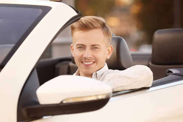 Красивый молодой человек за рулем современного автомобиля — стоковое фото