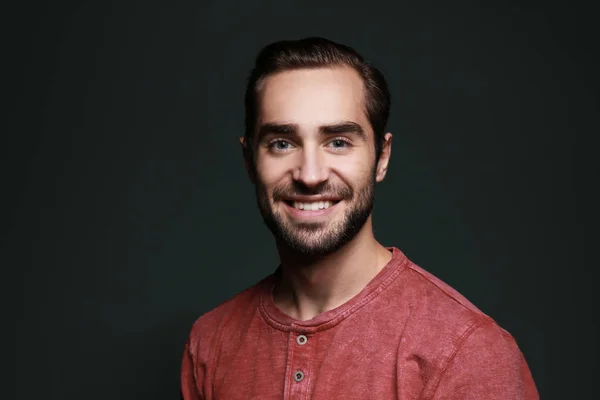 Joven hombre guapo sonriendo en el fondo de color —  Fotos de Stock