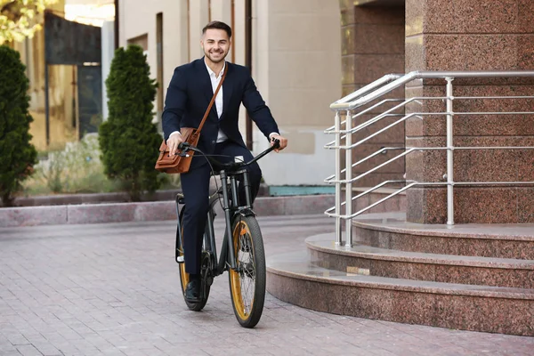 若いハンサムな実業家乗馬自転車アウトドア — ストック写真