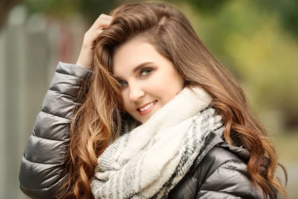 Красивая улыбающаяся женщина в пиджаке на открытом воздухе — стоковое фото