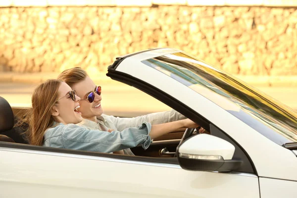 Felice giovane coppia in auto in viaggio — Foto Stock