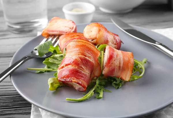 Tallrik Med Bacon Lindade Kyckling Nuggets Bordet Närbild — Stockfoto