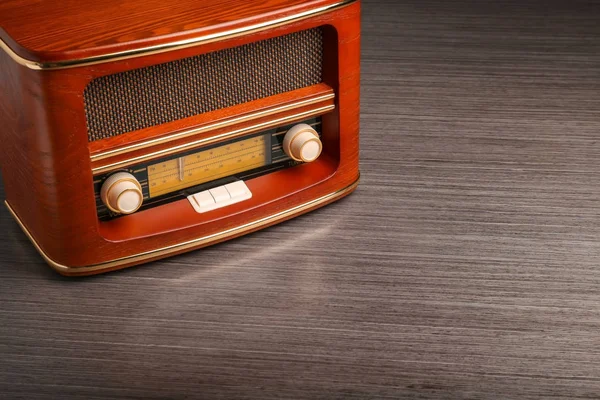 Elegante radio sobre fondo de madera —  Fotos de Stock