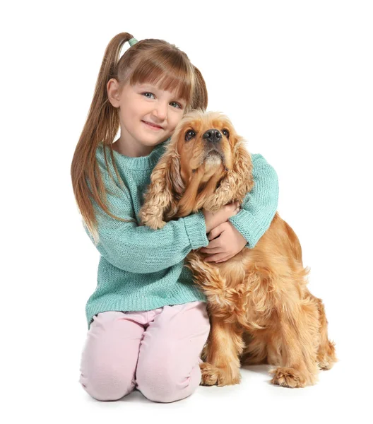 Petite fille mignonne avec chien drôle sur fond blanc — Photo