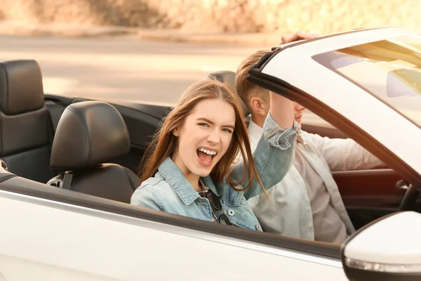 Hermosa joven en coche en viaje por carretera — Foto de Stock