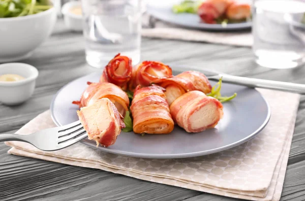 Placa Con Nuggets Pollo Envueltos Tocino Mesa — Foto de Stock