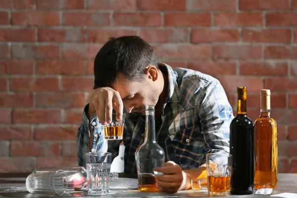 Berusad Man Sitter Vid Bord Med Alkohol Och Droger Alkoholism — Stockfoto